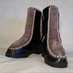 Retro & stylish fur boots. Comfortable w/ zipper.